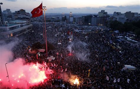 Geziparkprotesterna: Urban Ockupation och Politisk Mobilisering i Turkiet under 2100-talet